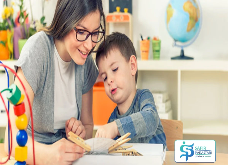 پرستار کودک اوتیسم در منزل